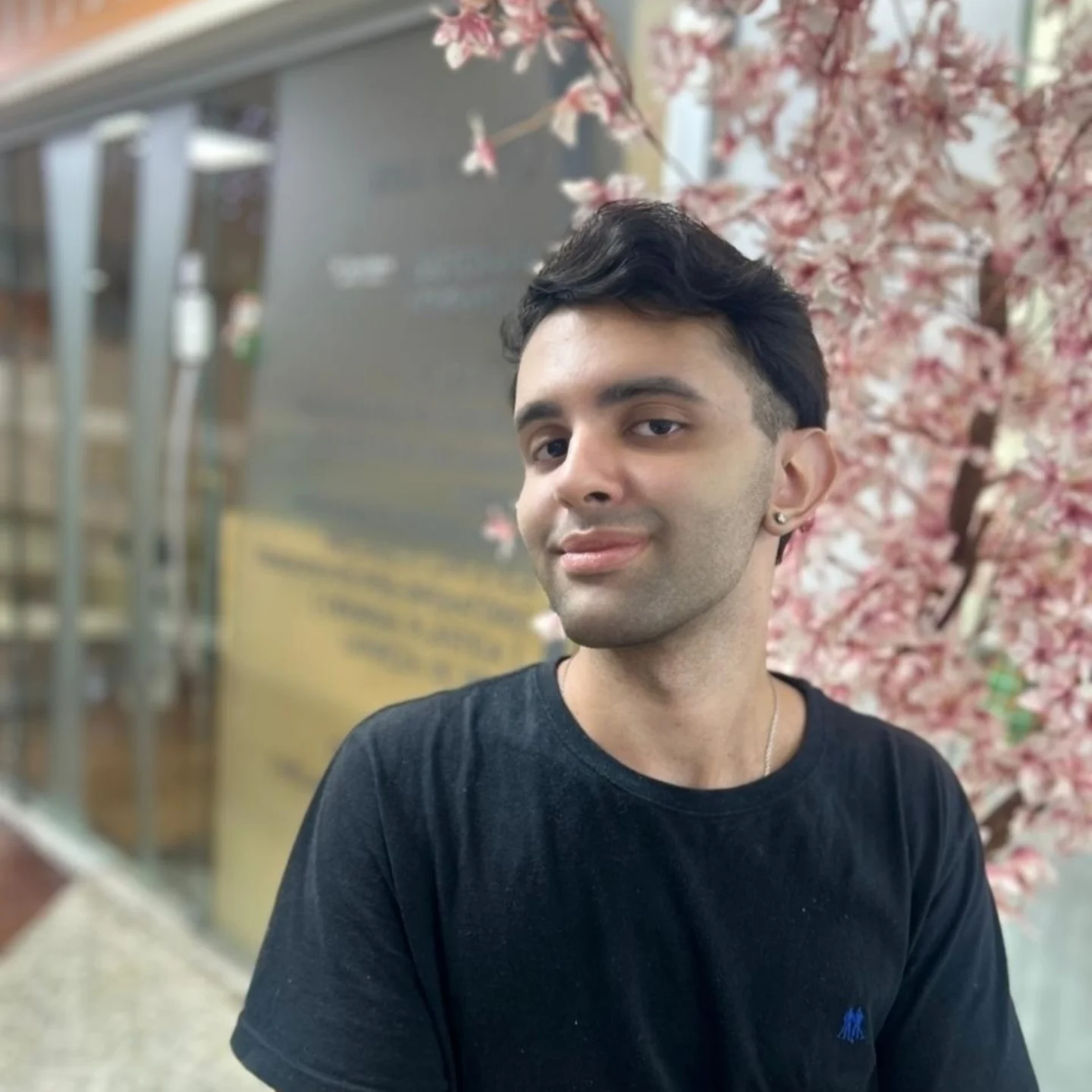 Retrato de Diogo, especialista em micropigmentação de sobrancelhas