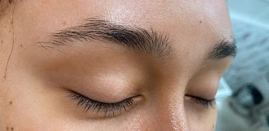 Antes — sobrancelha definida com nanoblading