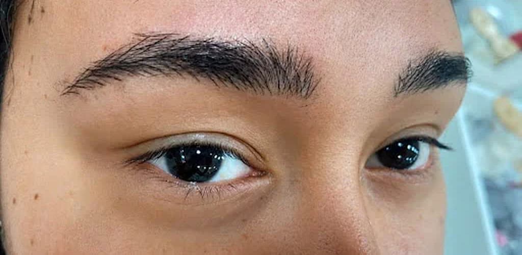 Depois — sobrancelha definida com nanoblading